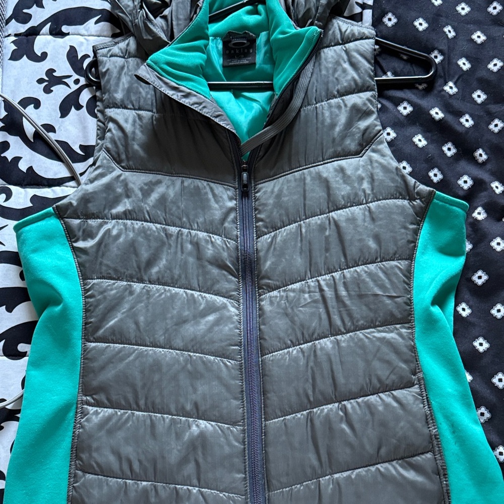 Oakley Gray and Teal Women's Vest in large